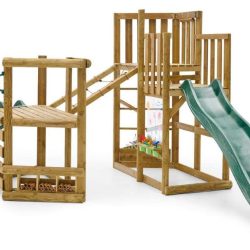 Outdoor-Spielset aus Holz mit zwei grünen Rutschen, einer Kletterleiter und einem Oberdeck mit Geländer.